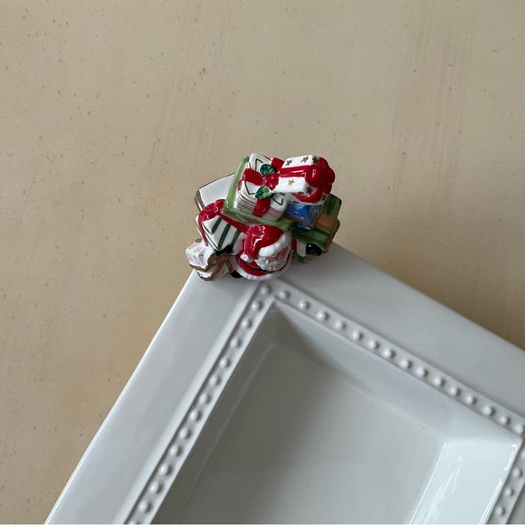 Santa With Pile of Gifts Platter Decoration 🎁 - Picture 5 of 6